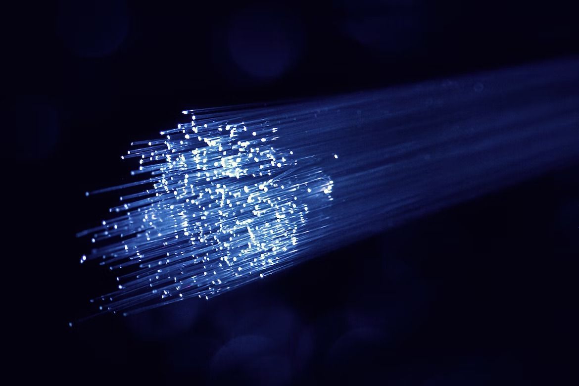 Image montrant des points bleus provenant de fils câblés pour Internet