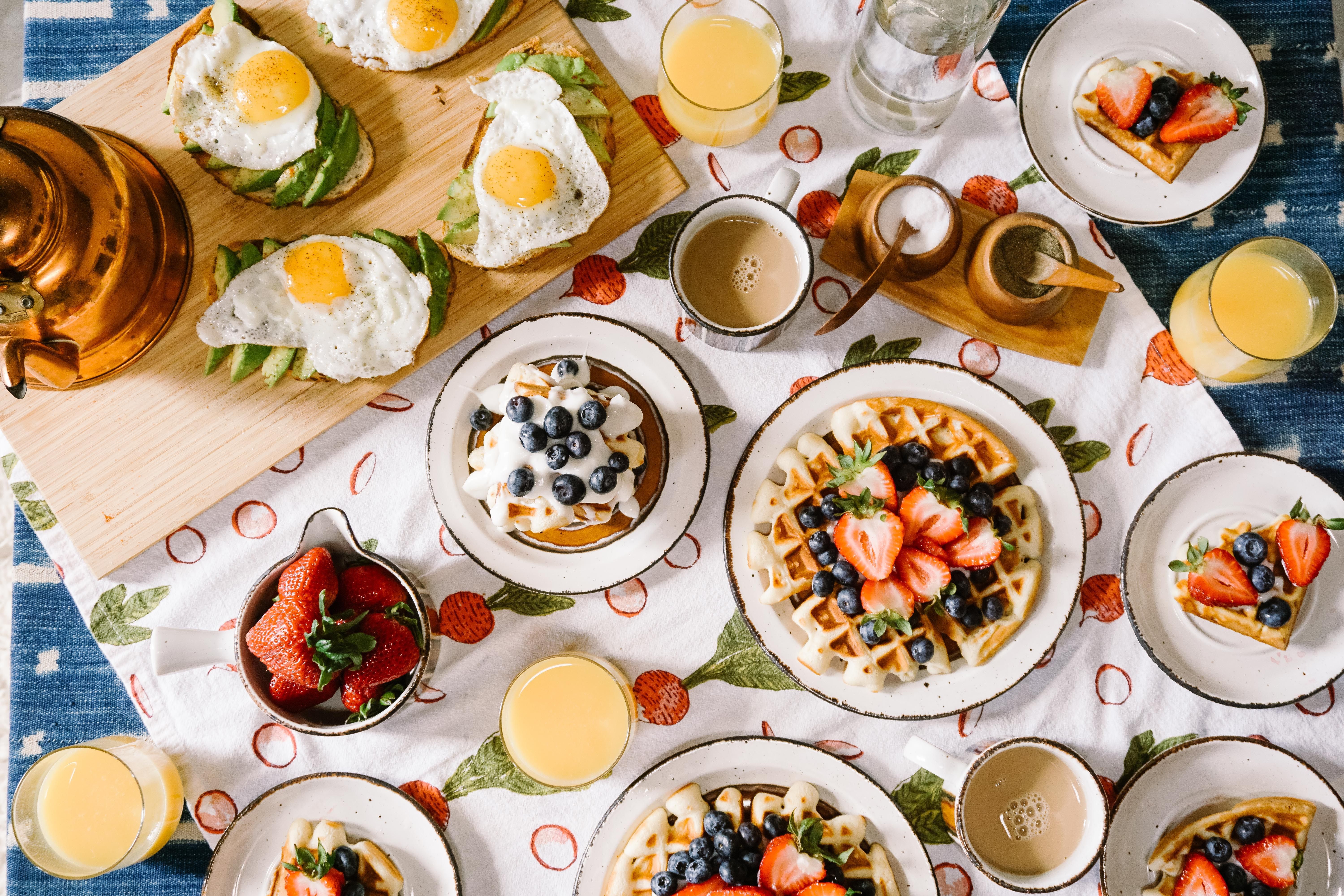Un aperçu de petit-déjeuner avec des fruits, des oeufs et de la crème fraîche