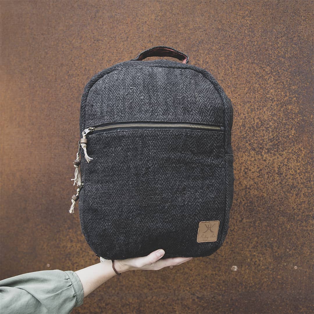 sac-dos-ethique-chanvre-upcycle-himalayan-made-biruwa-ebene-situation.jpg