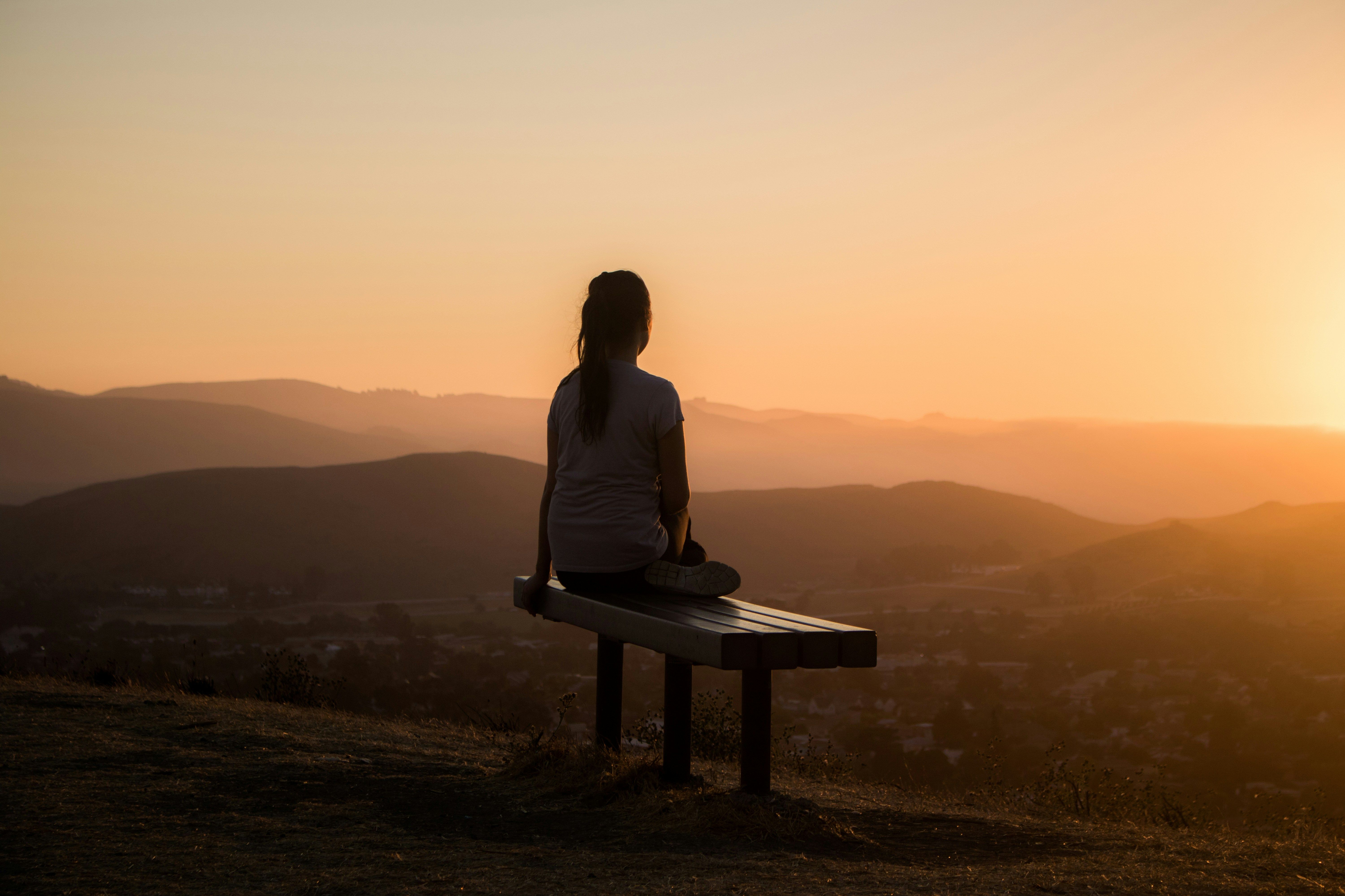 femme zen face à la montagne