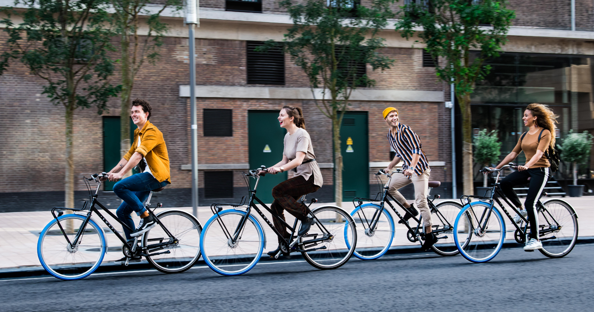un groupe de personnes à vélo