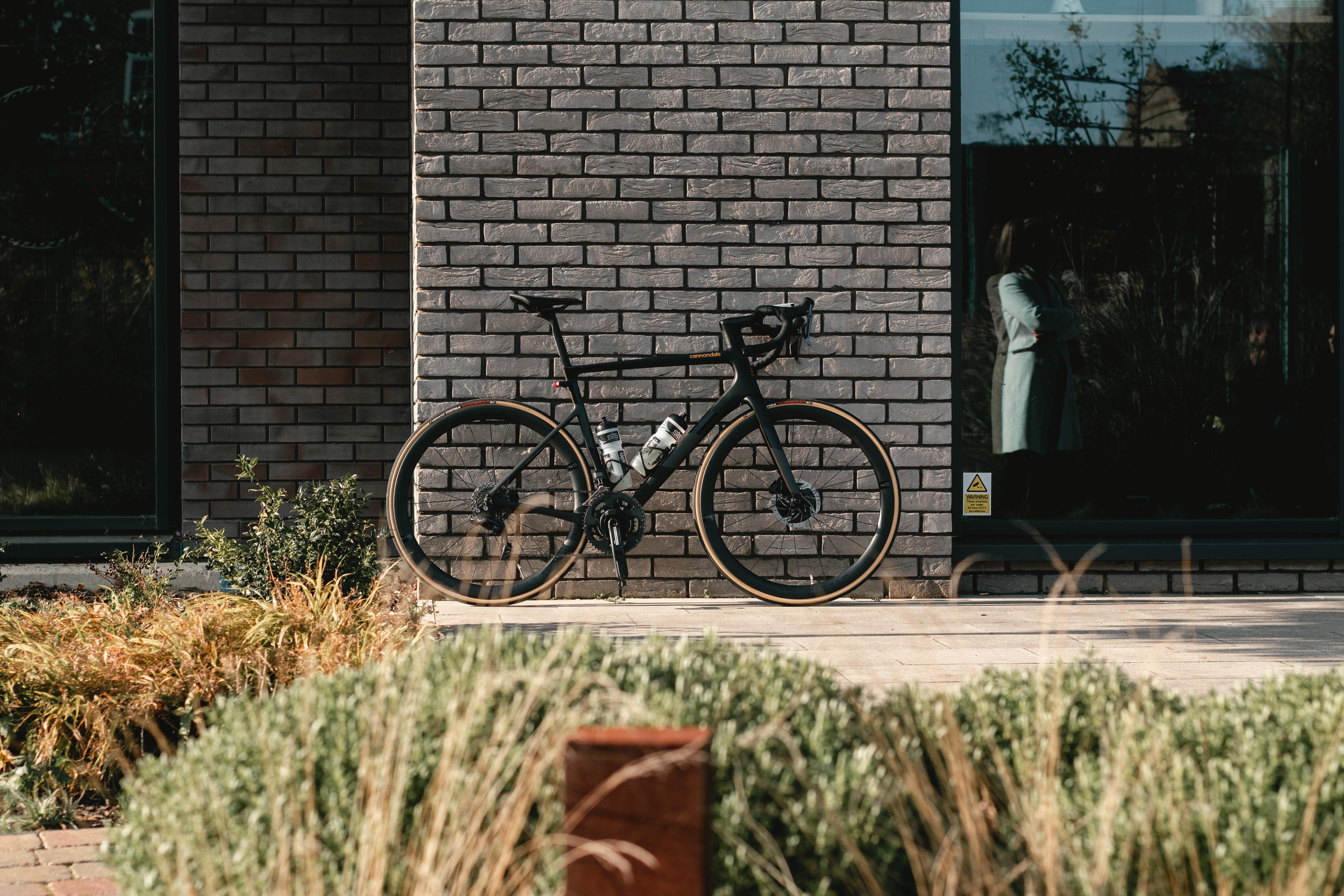 Photo d'un vélo contre un mur