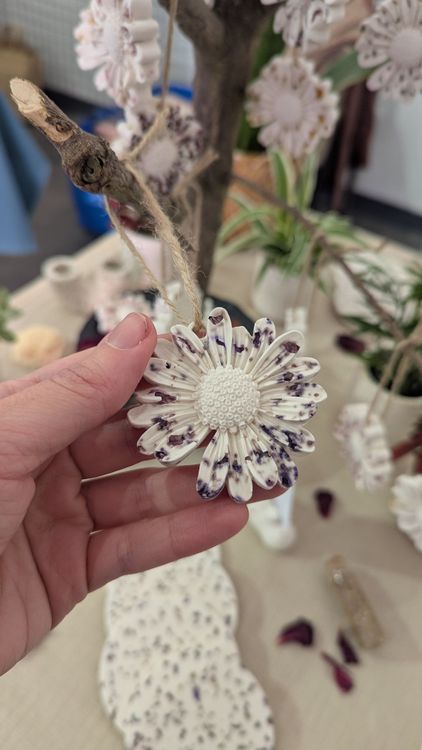 Fabriquez votre fleur de Noël artisanale à suspendre